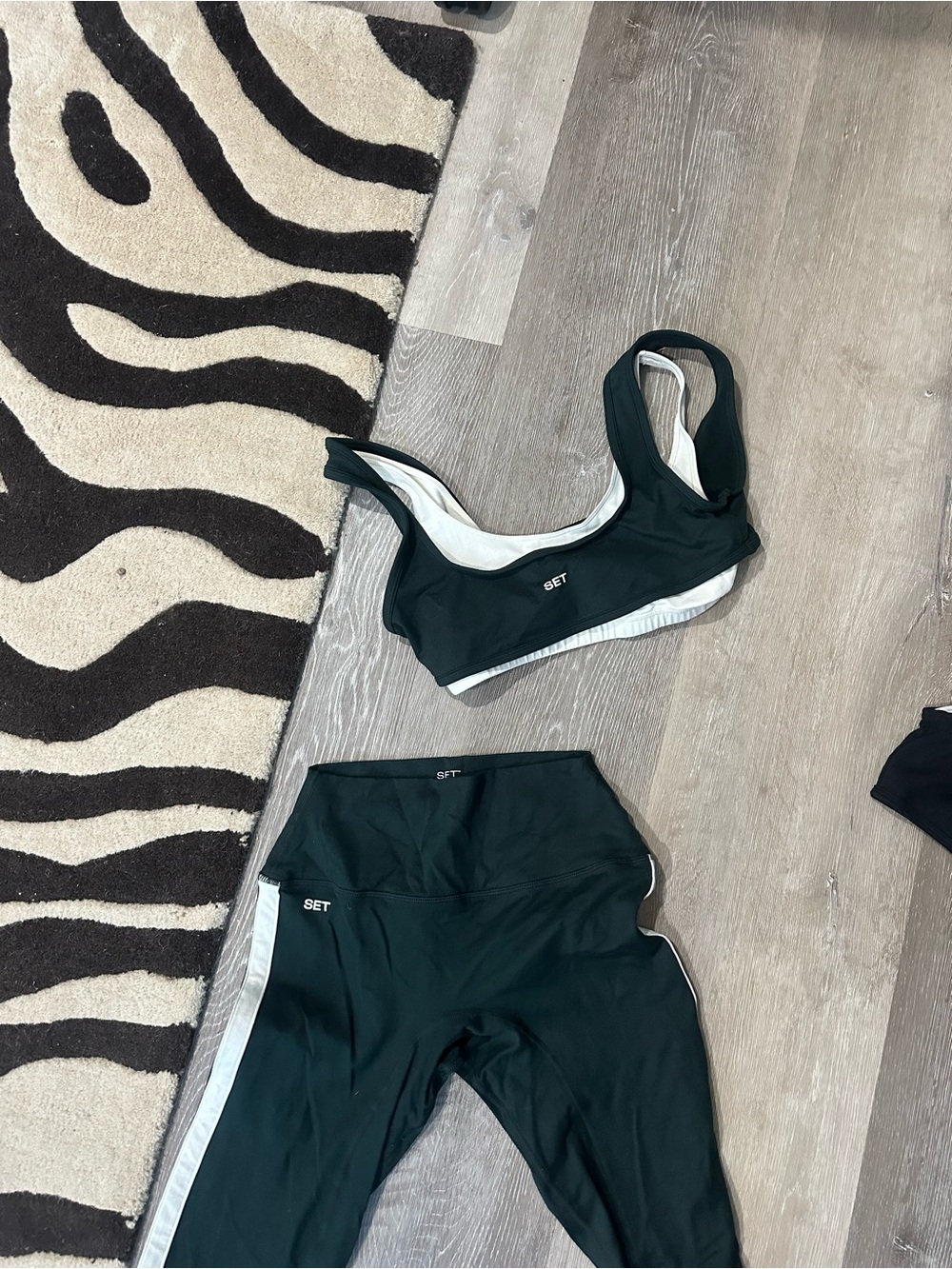 SET ACRE & White Activewear Set - Sports Bra + High-Waist Leggings